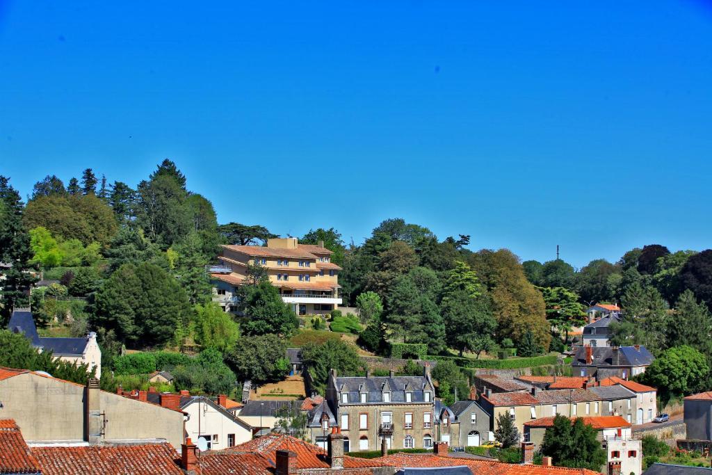 Logis Hotel De La Bruyere Pouzauges Exteriér fotografie
